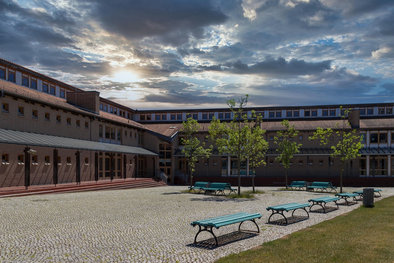 découvrez "undercover high school", une série intrigante qui suit des étudiants infiltrés dans un lycée difficile pour révéler les réalités cachées de la vie scolaire. des défis inattendus, des amitiés authentiques et des révélations surprenantes vous attendent dans cette aventure pleine de suspense.